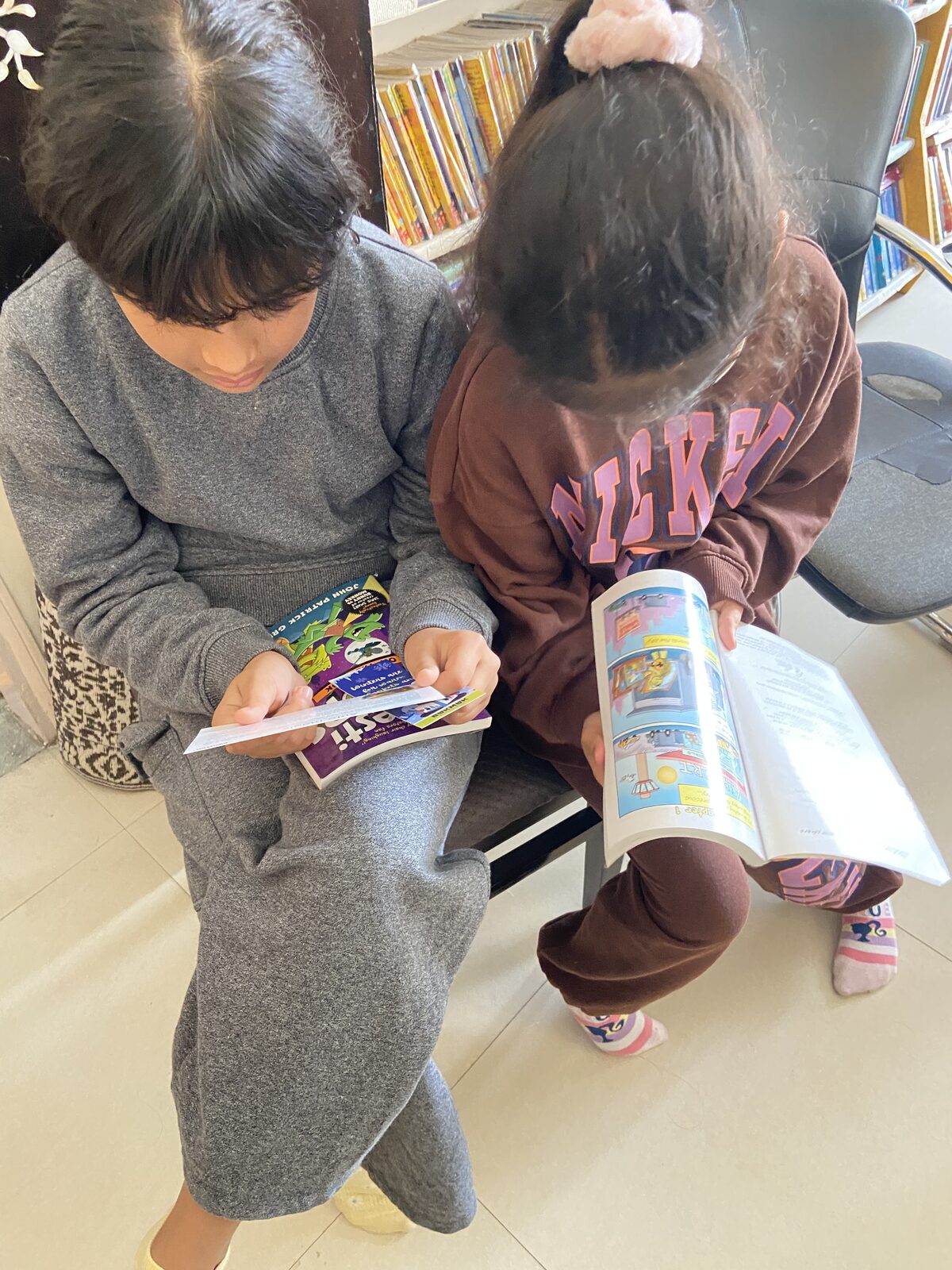 Two children reading books at a Bukmuk session